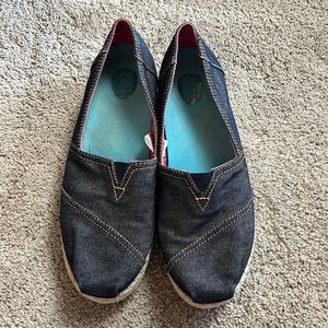 TOMS Flats